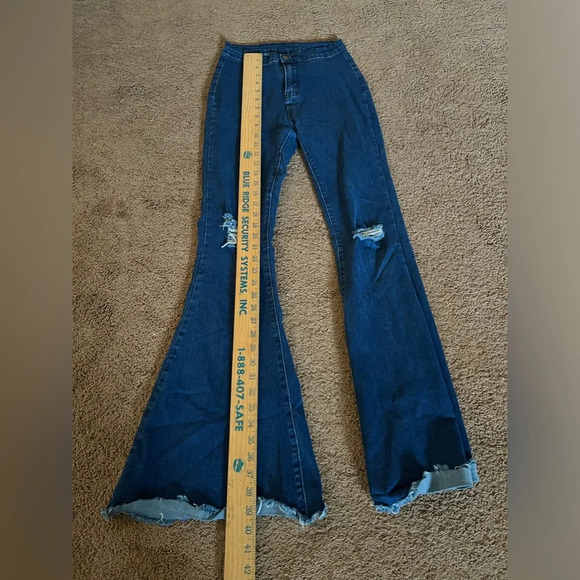 Boutique Woman’s Dark Wash High Rise Flared Jeans Waist Size 23 inches - Picture 6 of 7